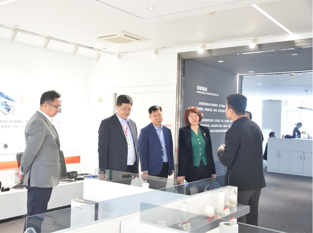 山东省青岛第二卫生学校领导一行到尊龙中国官网官方网站集团考察