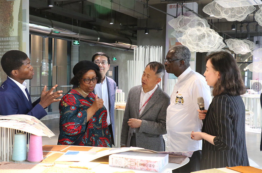 贝宁共和国驻华大使西蒙·阿多韦兰德一行来尊龙中国官网官方网站集团参观访问